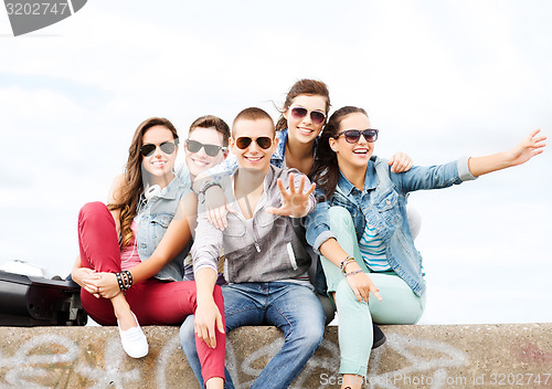 Image of group of teenagers hanging out