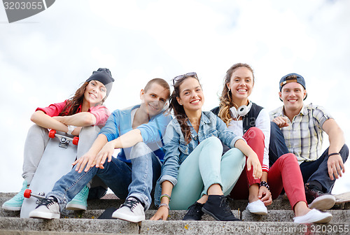 Image of group of smiling teenagers hanging out