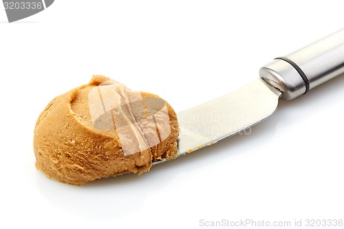 Image of peanut butter spread on a knife