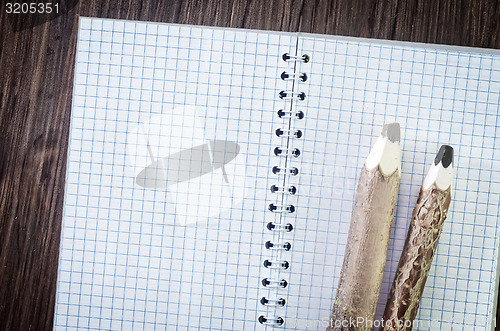 Image of note and pencils