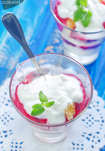 Image of desert with raspberry jam