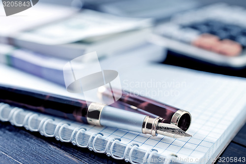 Image of pen and note