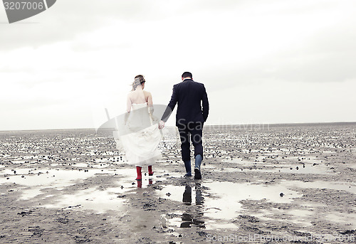 Image of Married couple goes for a walk in the Wadden