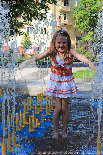Image of little sympathetic girl in fountains