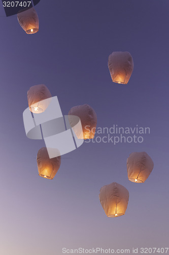 Image of Sky lanterns flying upwards\r