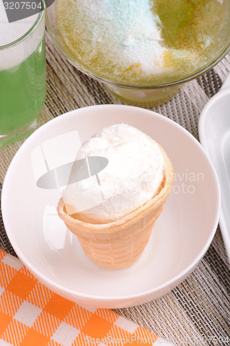 Image of Mixed ice cream scoops in bowl