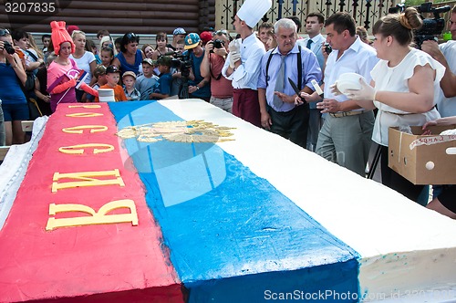 Image of A cake in the shape of the flag of Russia