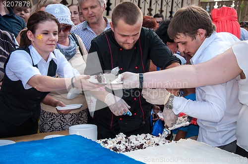 Image of A cake in the shape of the flag of Russia