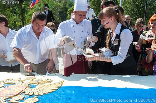 Image of A cake in the shape of the flag of Russia