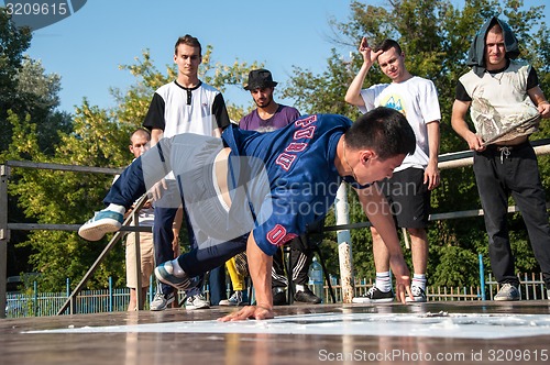 Image of Artist break dance,