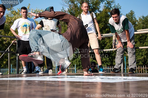 Image of Artist break dance,