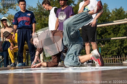 Image of Artist break dance,