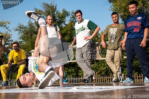 Image of Artist break dance,