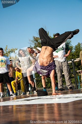 Image of Artist break dance,
