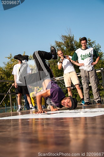 Image of Artist break dance,