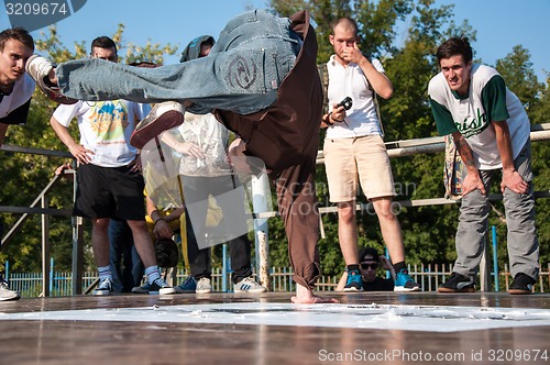 Image of Artist break dance,