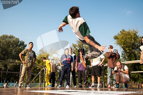 Image of Artist break dance,