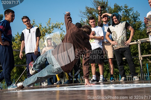 Image of Artist break dance,