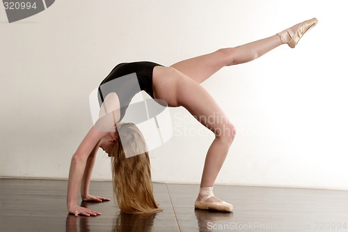 Image of Ballerina practicing 