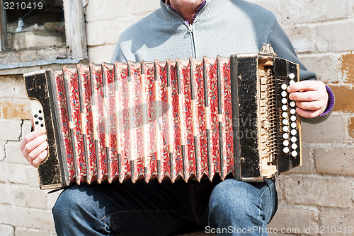 Image of man playing concertina