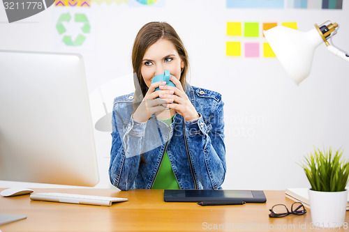 Image of Casual businesswoman 