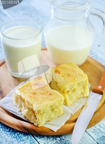 Image of fresh bread with milk