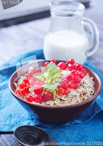 Image of oat flakes with red currant