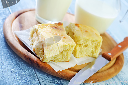 Image of fresh bread with milk