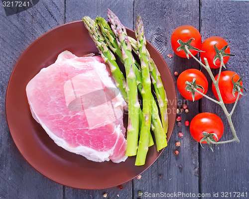 Image of raw meat and asparagus