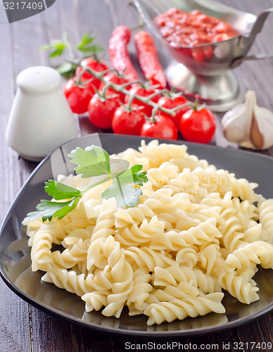 Image of pasta on black plate