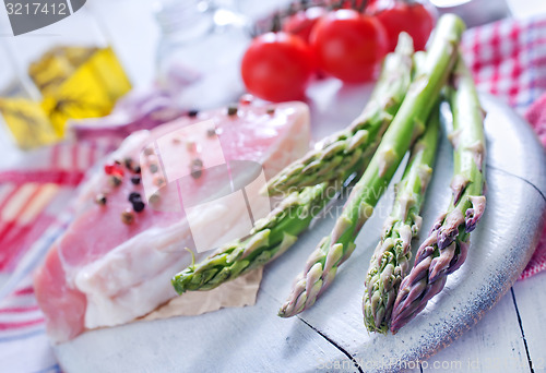Image of raw meat and asparagus