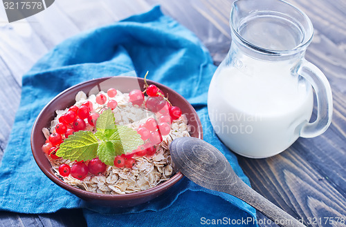 Image of oat flakes with red currant