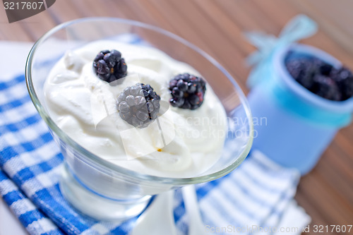 Image of yogurt with blackberry