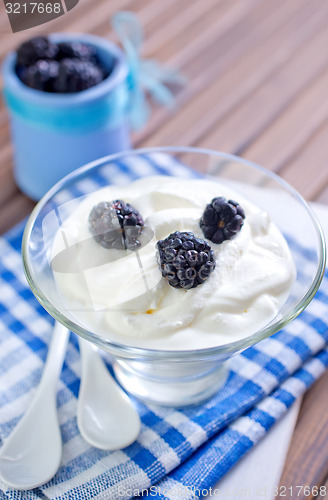 Image of yogurt with blackberry