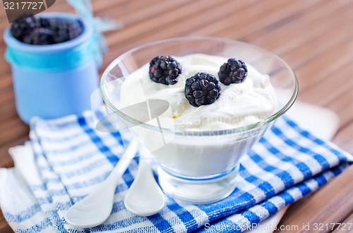 Image of yogurt with blackberry