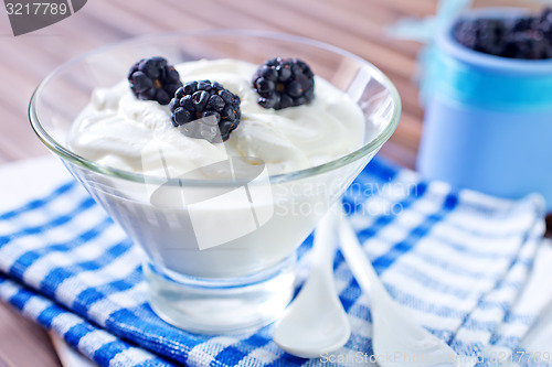 Image of yogurt with blackberry