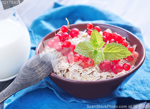 Image of oat flakes with red currant