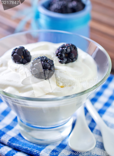 Image of yogurt with blackberry