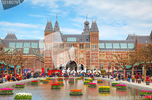 Image of I Amsterdam slogan with crowd of tourists