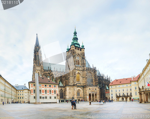 Image of St. Vitus Cathedral surrounded by tourists in Prague