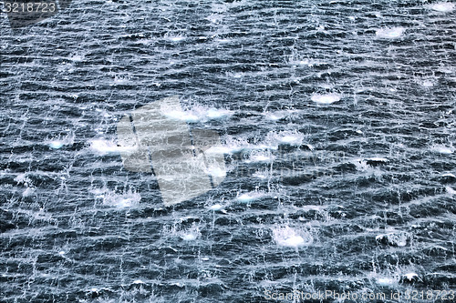 Image of unusual optical illusion: vertical splashing waves