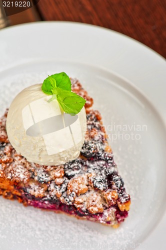 Image of Crumble pie with black currants 