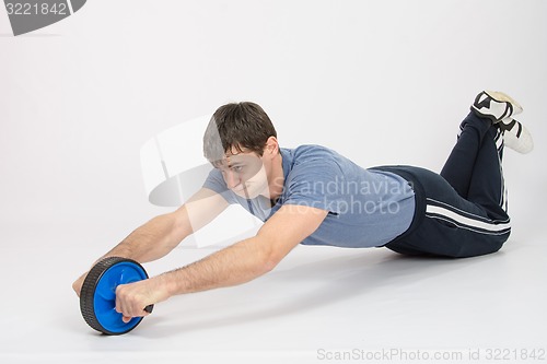 Image of The athlete is pushed by a wheel