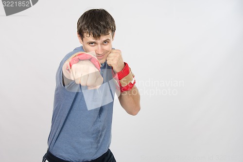 Image of The athlete has a hand with weighting agent