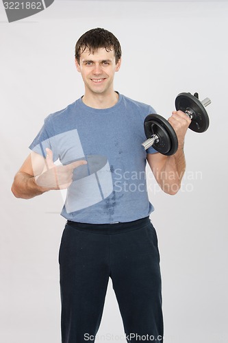 Image of athlete with a positive indicates dumbbell