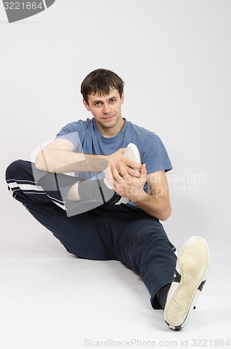 Image of Athlete flexing the foot of right leg