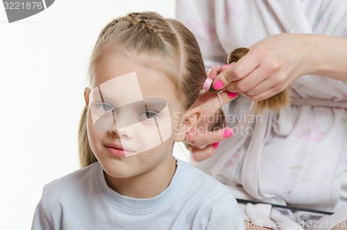 Image of Mom braids tails daughter