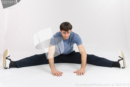 Image of Athlete sitting on the splits