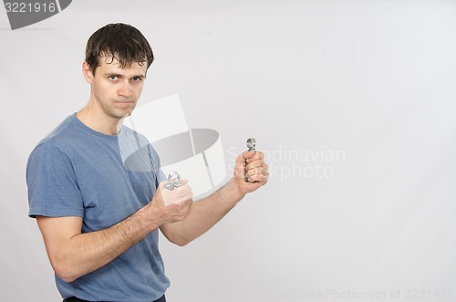 Image of Athletes train arm muscles with expanders