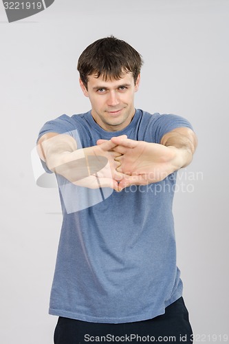Image of Athlete pulls the arm muscles